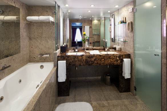 Seabourn Quest Owners Suite Bathroom ©Michel Verdure.jpg